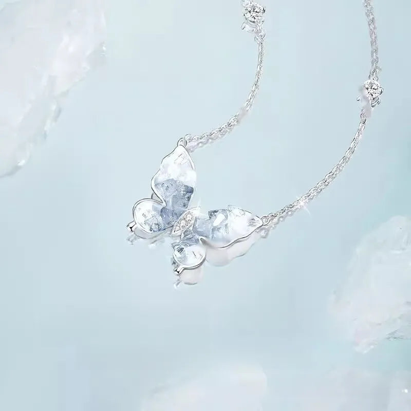 氷島の蝶ネックレス