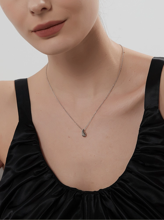 雫 デリケートクローバーネックレス