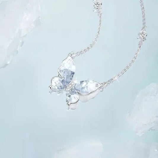 氷島の蝶ネックレス